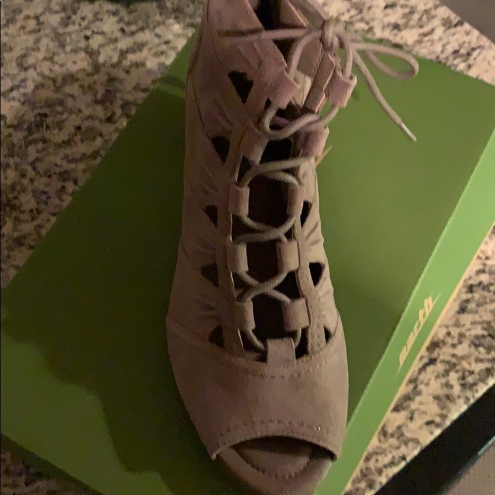 Earth aurora heels